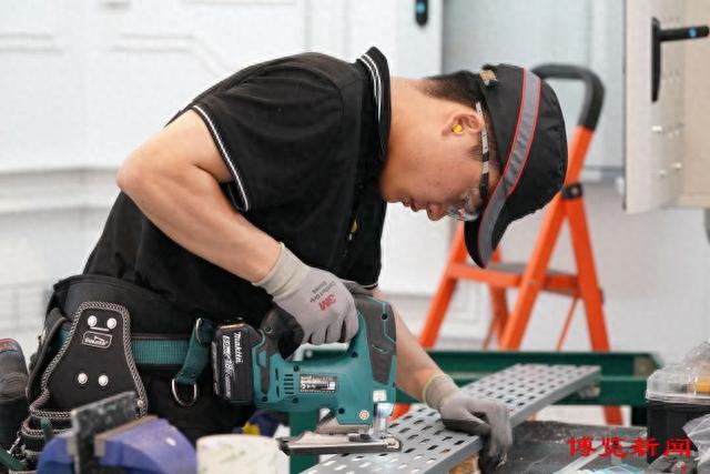用技能呈现精彩人生——记第二届全国技能大赛电气装AG九游会置项目银牌得主闫茂玺(图3)